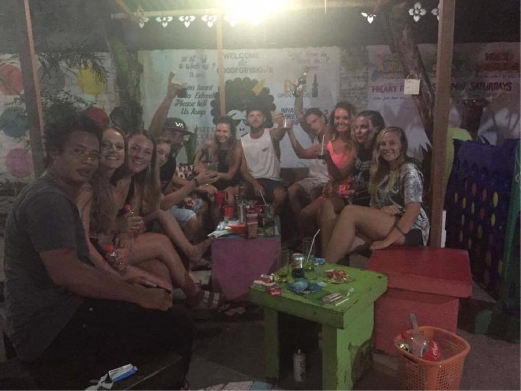 Good For Ya Knee Hostel & Bungalows (Adults Only) Τζίλι Τραγουανγκάν Εξωτερικό φωτογραφία